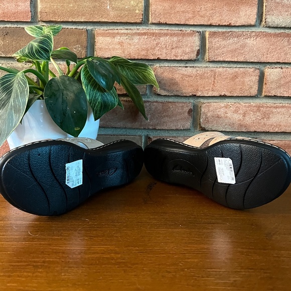 Ultimate Comfort Collection by Clarks Leisa Spice Sand Leather Slide On Sandal - Picture 7 of 9